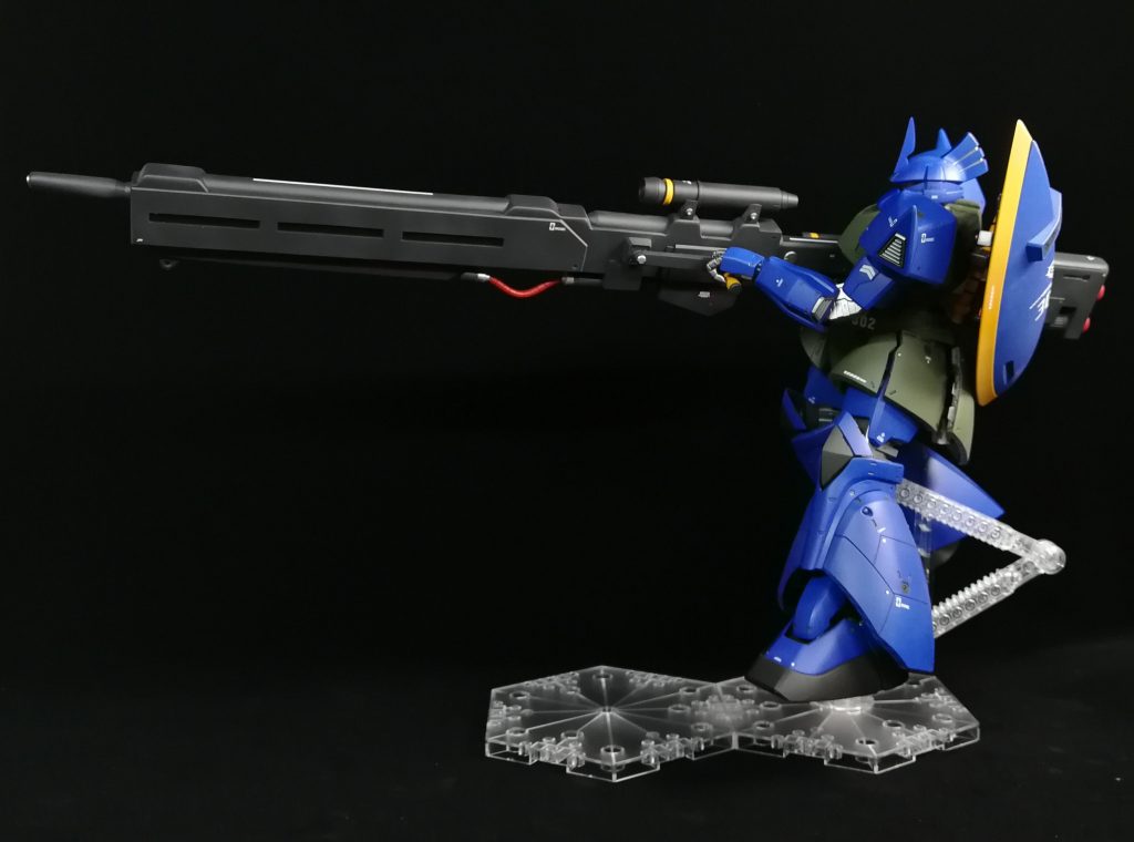 構えることも可能ですがプラ板の箱組とは言え重く、何度か調整してやっと構えられる形です(^^;