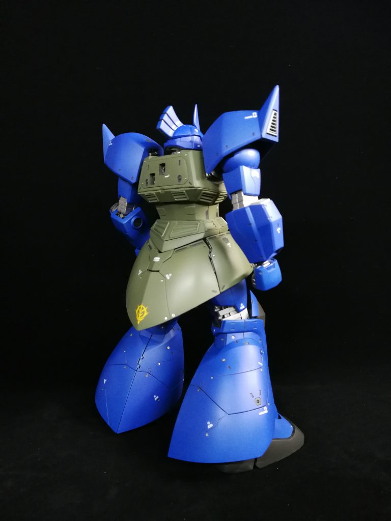 本体はシャア専用ゲルググからの改造になります。面出しや表面処理などをメインに、少しディティールを彫ったりメタルパーツを追加しています。