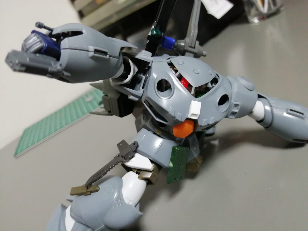 かなり早い段階で決めていたのは「ズゴックっぽくないシルエットにしたい」と「バイスクロー廃止、グフ等のマニュピレータに差し替え」と「可動アップ」だけでした。
上体の可動を高める過程でEz-SRを組み込み、そこで「あっ!ズゴックE⇔陸ガンの可変機に出来るじゃん!」と気付きました。
変形は装甲のパージ、差し替えは頭部と腕のみ。我ながら良く出来てると思っています。