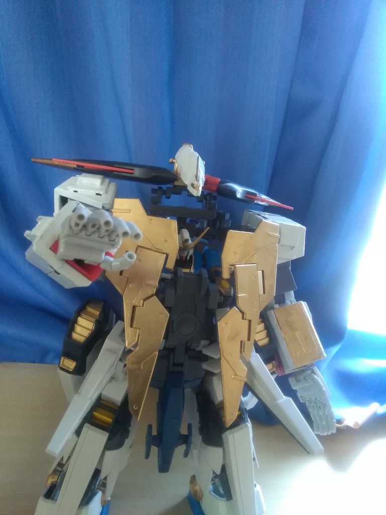 重装備型MA形態
圧倒的な破壊力、制圧力を持つ形態である。
機動力は背部プロペラントタンクで補っている。