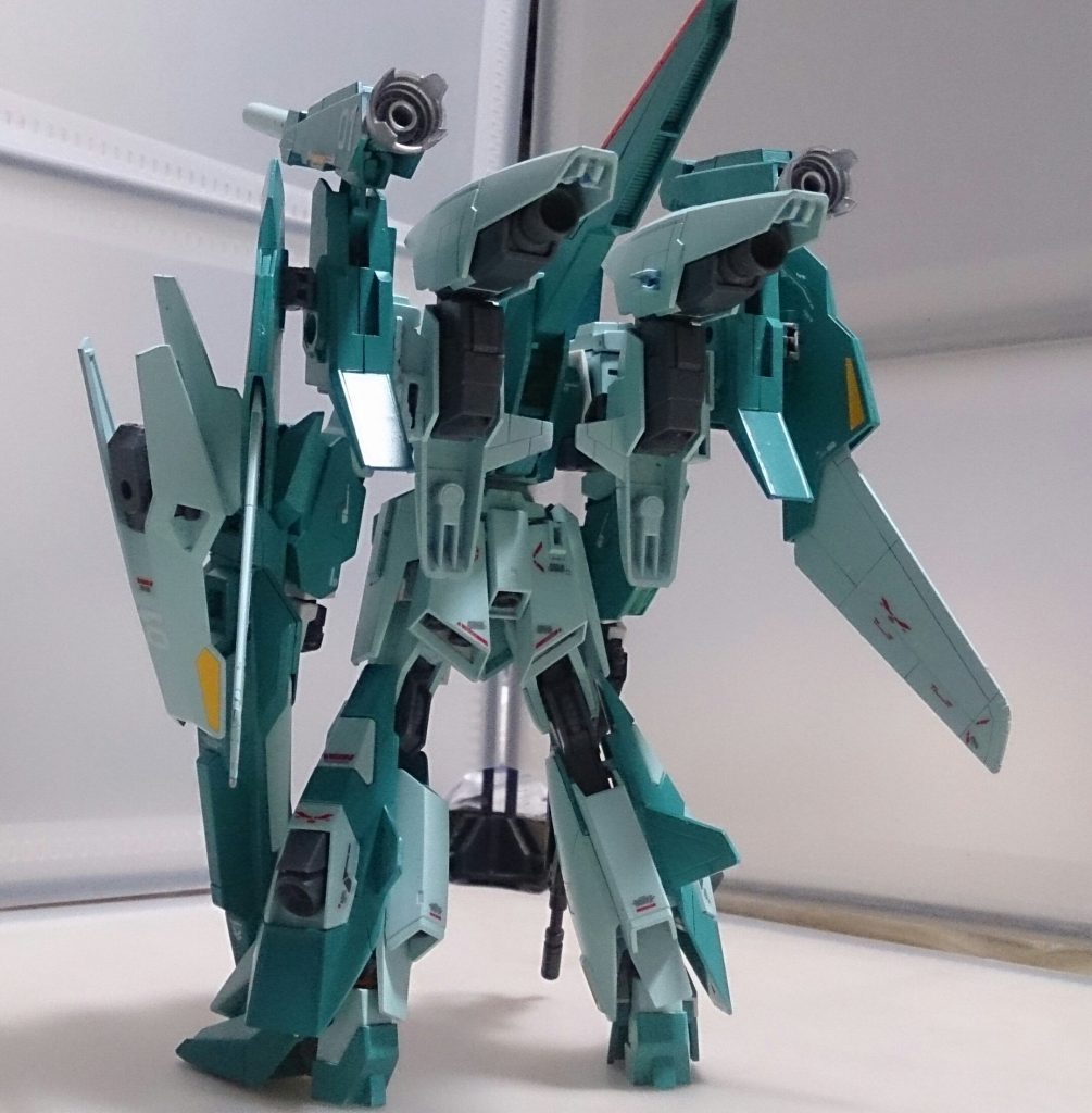 背面、推進器が集まってる感じがいい感じです。ほとんどA-ZガンダムそのままにZZⅡやライトニングのパーツで改造してます。