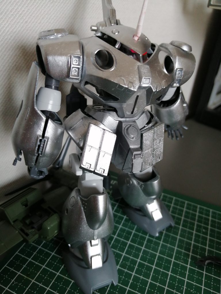 「シルバーと緑のオシャレ迷彩」をテーマにしていたため、まずはガンプラマーカーEXシャインシルバーで全塗装。マステ処理してグリーンを更に吹きました。
……思ったよりガンプラマーカーが保持力弱く、マステ剥がす過程でマーカーも剥がれてしまいました。まぁコレはコレで味があってよし、と割り切ることにしました。