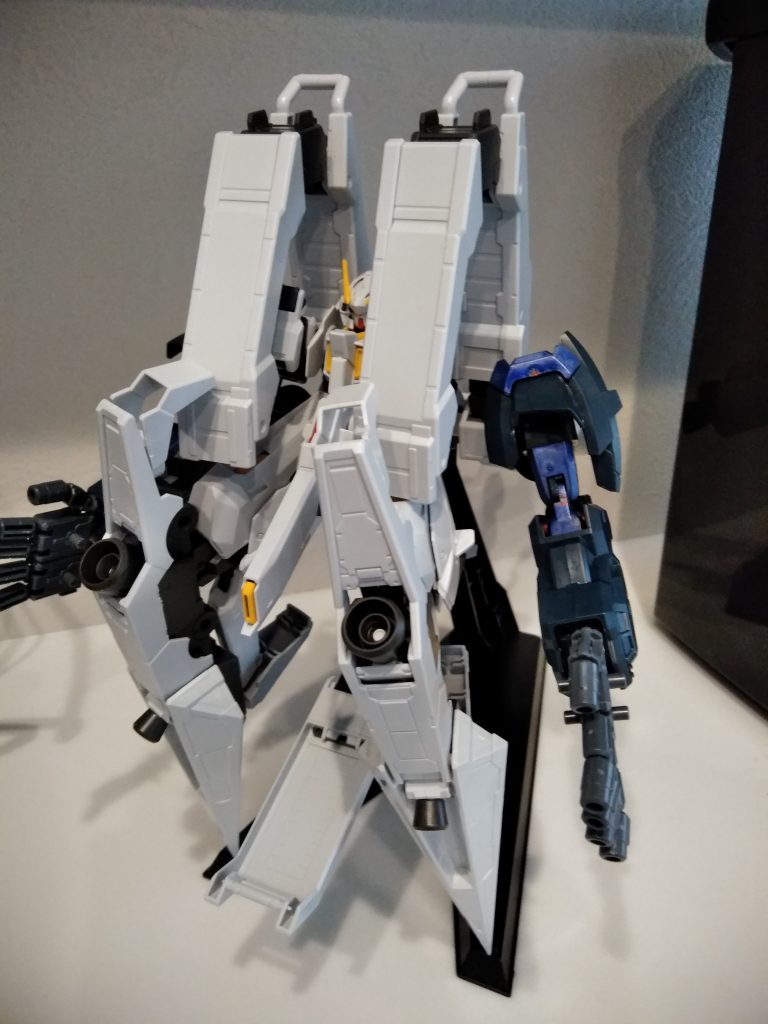 脚部先は台座にひっかけないとゆるいです