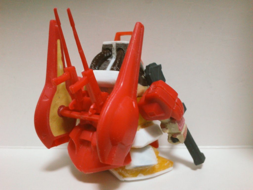 この途中写真では仮でガシャポン戦士fのバズーカを持たせています。