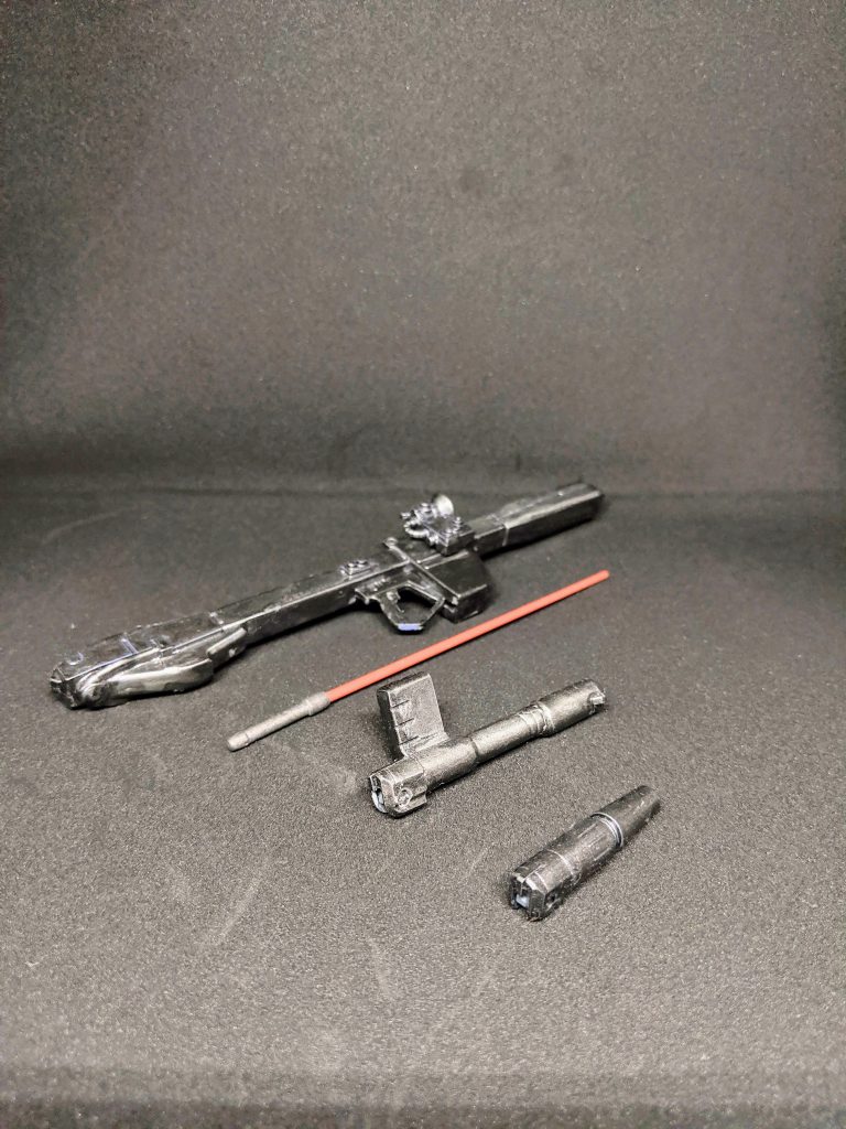 武装はオリジナルのキャノン砲に加え、ザクバズーカを改造したキャノン砲、ビームバズーカ、ヒートサーベルを装備