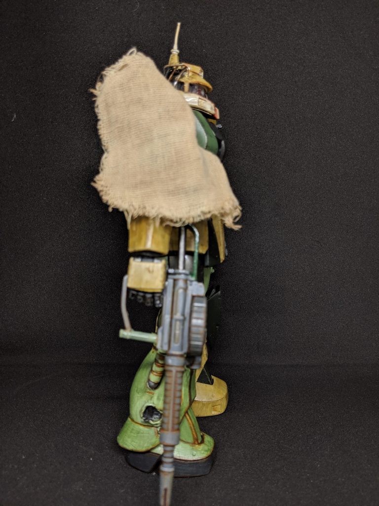 右側にザクマシンガンを装備