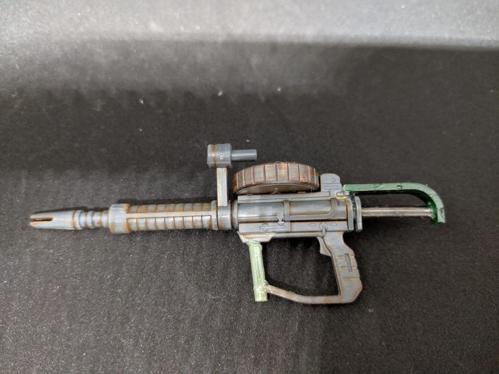 武装のザクマシンガンは、破損したパーツで補強しなんとか使用可能