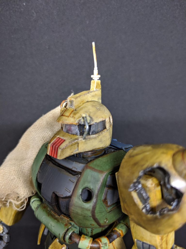 スパイクシールドと左胸に戦闘時の穴がそのままとなっており
頭部は粗末な補強がされている