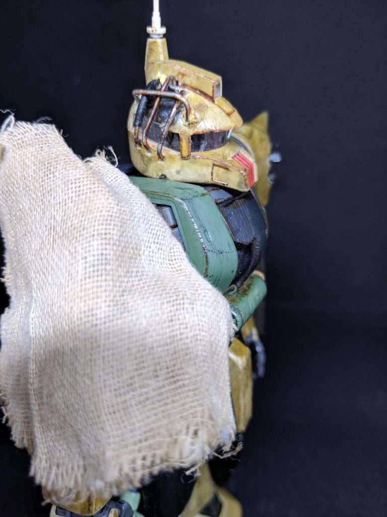 右肩のアーマーは欠損しそれを隠す目的でカバーがかけられている。