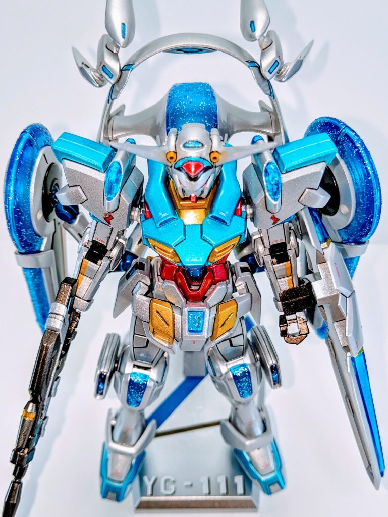 見下ろし。付属の台座は手前の穴をパテで埋めたあとスプリッターっぽい塗装をしました。デカールは黒の上に白を重ねて立体感が出るようにしてます。