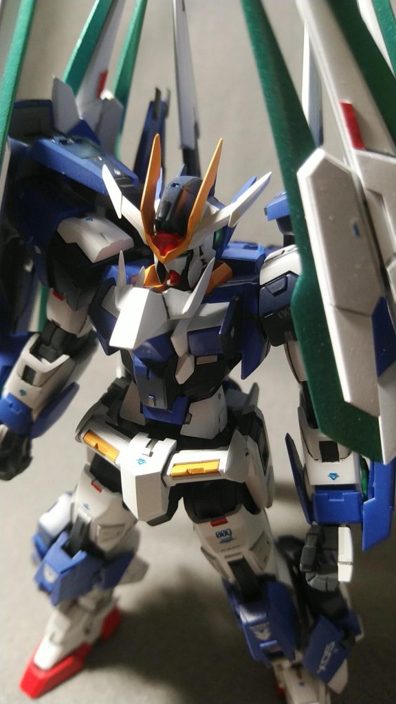 青と白のシンプルな配色なので、基本色の青と白は明度を下げた2色で塗装しメリハリをつけました
頭部はダイバーエースのフェイス部を削り込みクアンタとダブルオースカイの中間の風合いにしました 合わせて頬を2㎜延長して、フェイスラインを調整してバランスをとりました