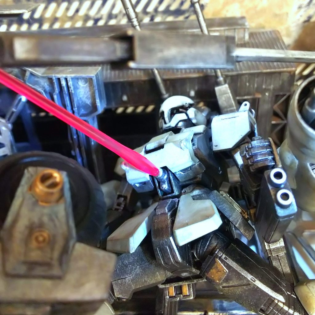 密着状態
腹部に搭載されたビーム兵器が起動