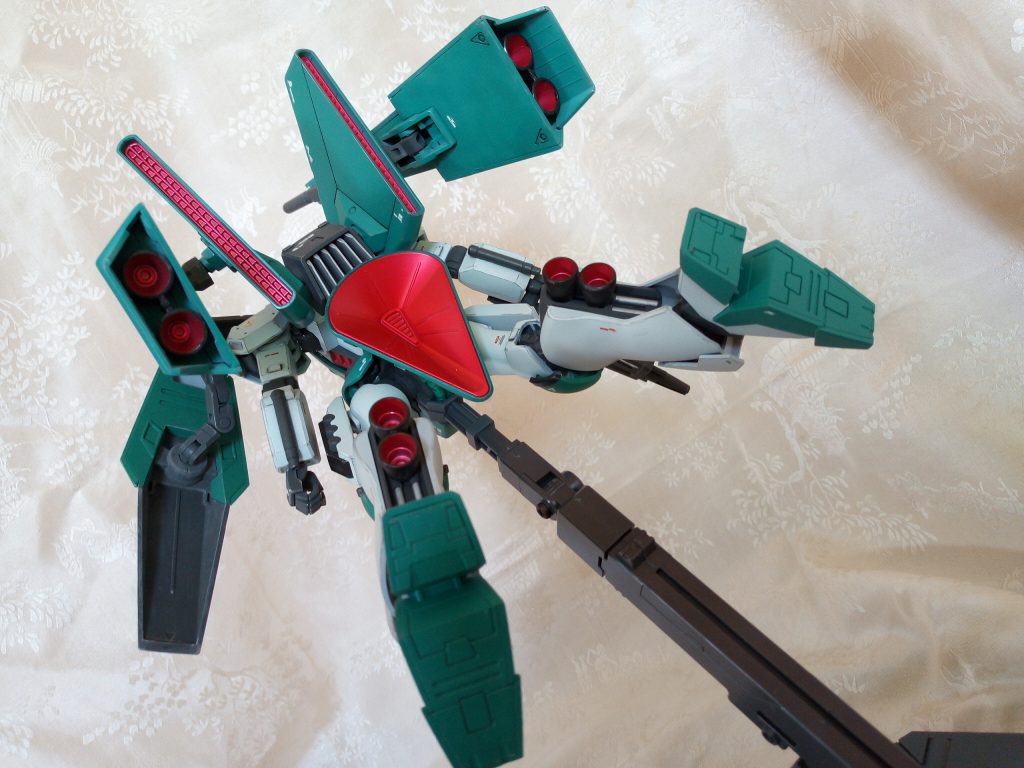 腿裏に両脚合計4基のバーニアを追加。