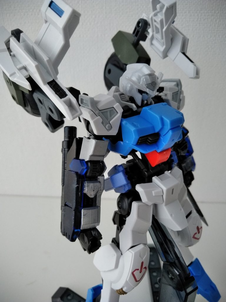 わかりづらいですがバイザーのように加工