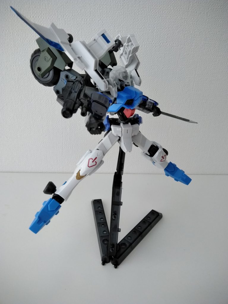 ソニック・キャノン
実体剣・疾風
腕部にそれぞれ装着された武装
小回りがきき使いやすい