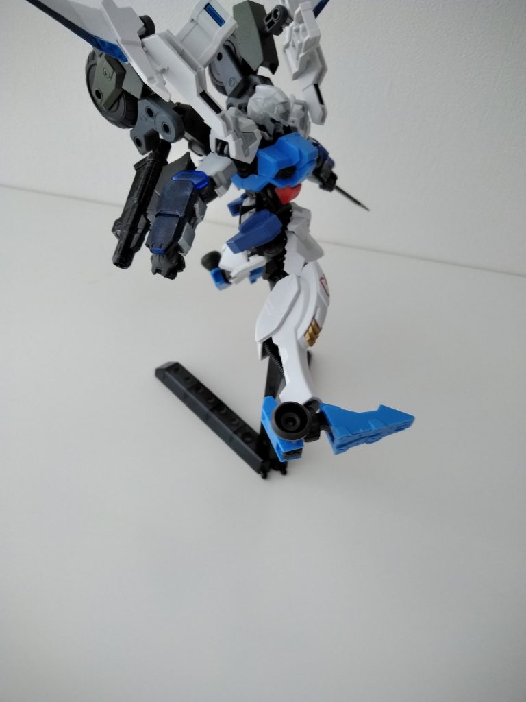 ブースターレッグ
蹴り際にブースターすることで
キック力を増す
回転式