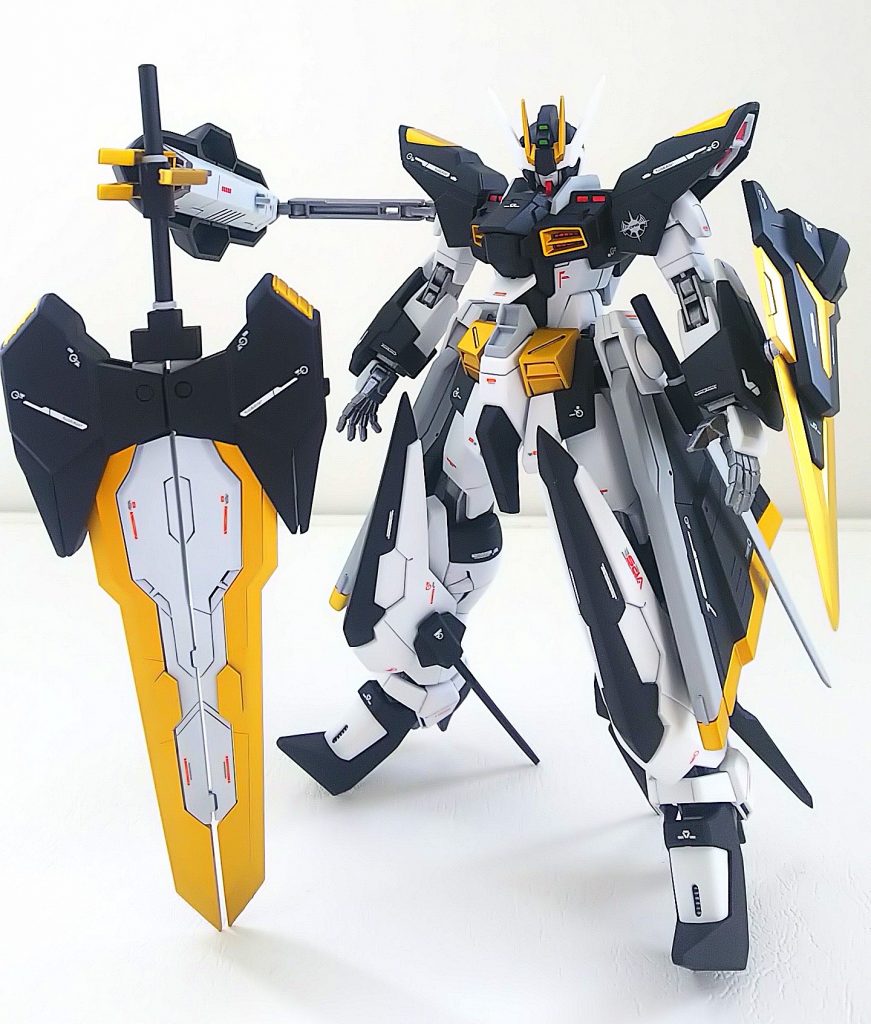 背中の大剣 One Night Dreamをメイン武器に刺突用のレイピアとリボルバーを装備しています！

またサブアームユニット！
ゲイジングアームズを片側に装備しており大剣を振り回す際の補助や直接剣をとり変則起動の攻撃がかのうです。