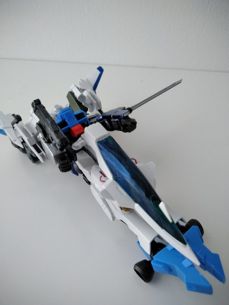 フォーミュラ形態
腕部の実体剣とキャノンは
そのまま使用可能