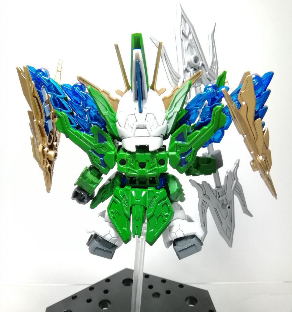 続いては張郃アルトロンガンダムです。
こちらは緑の成形色が少し暗めの緑だったので、明るめのデイトナグリーンで塗装。
相変わらずイマイチな成形色金色っぽい部分はゴールドに塗装。
クリアパーツは直接ライトメタリックブルーを吹いて微妙に透けてる感じになってます。
ビームトライデント的な武装は元がクリアパーツなので武器感を出すためにシルバーで塗装。
今回、肩の青い部分は面倒なのでコバルトブルーを筆塗りしたけど、塗装したデイトナグリーンの上に直接塗ったのもあってブルーよりも若干パープルっぽい色合いになりました。
ちなみに筆塗りのせいで結構ムラがでましたが、艶消し吹いたらムラはあまり目立たなくなったのは良かったです。
艶消しスプレー本当優秀!!