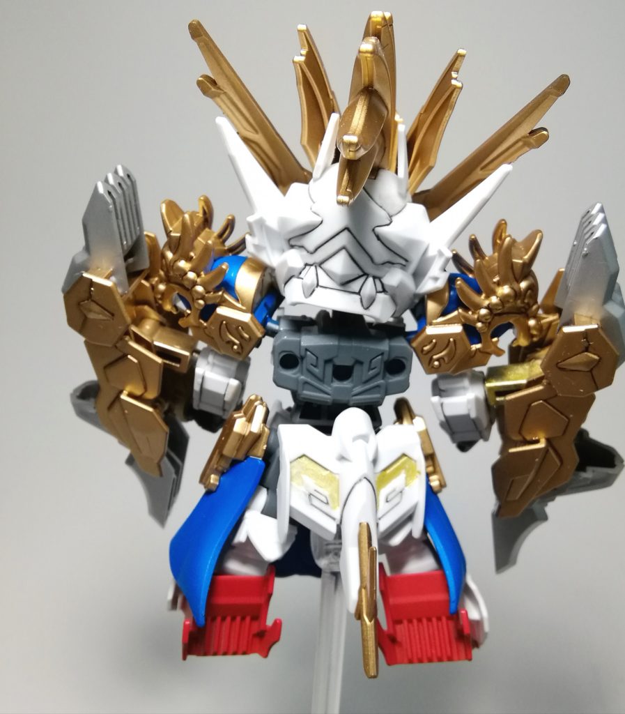 まずは馬超バルバトスから。
元の金色の成形色が微妙なのでゴールドに塗装、そしてマントや肩の部分がイラストや完成品写真は青なのに成形色がなぜか黒色なのでブリリアントブルーで塗装。
そして足のクリアパーツはシャインレッドで塗装。
武装のクローやメイスはクリアパーツってのが好みじゃなかったので、クローはシルバーに塗装し、メイスはメタリックグレイの上からシャインシルバーを吹きました。