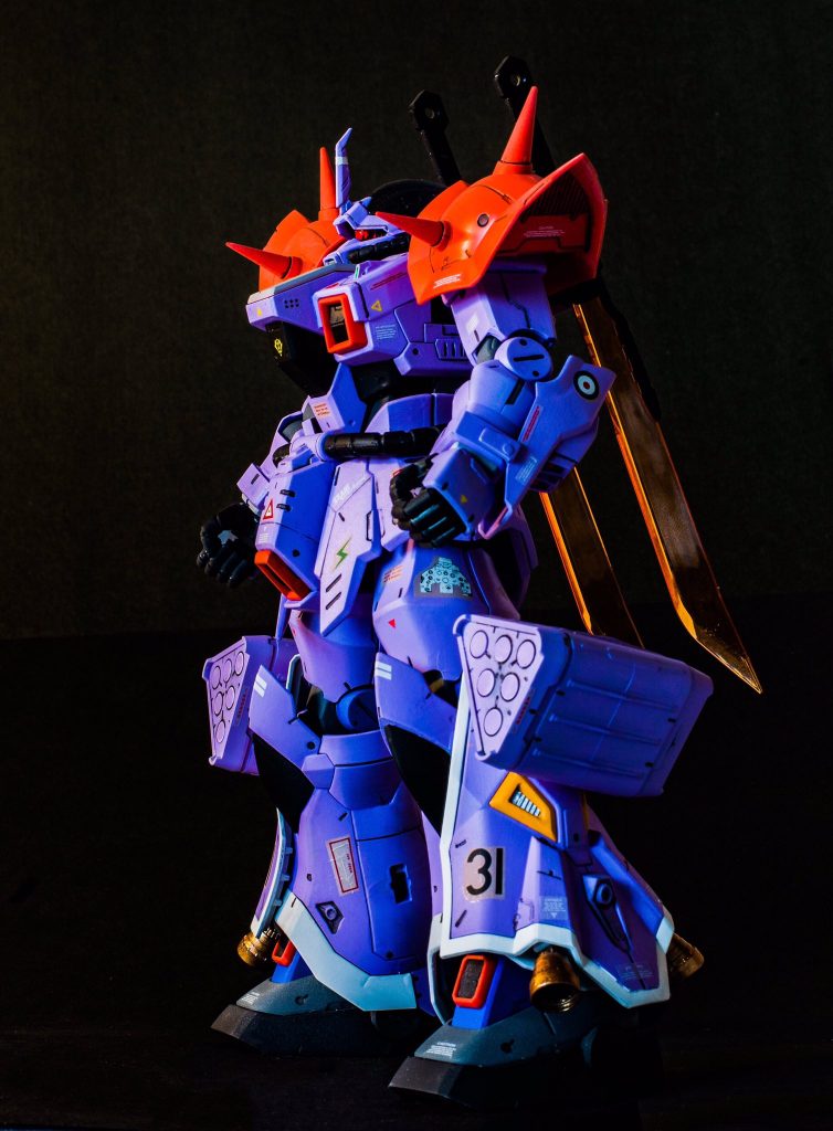 横から!ダクトは全てシルバーに塗装してうるさくならないように腕にデカールを貼っていきました!