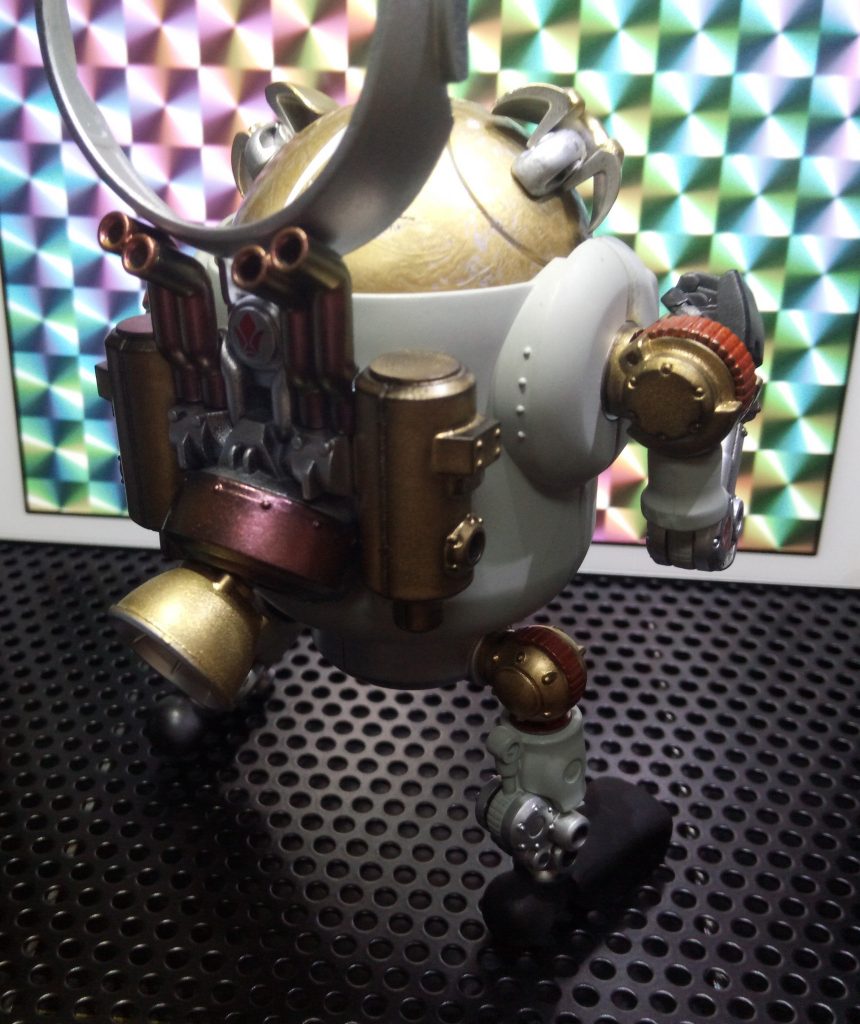 一部、エアブラシで塗装しています(他はスプレー)
ガイアノーツの「136 プリズム マゼンタゴールド」です。角度によって「マゼンタ⇔ゴールド」に見えます。