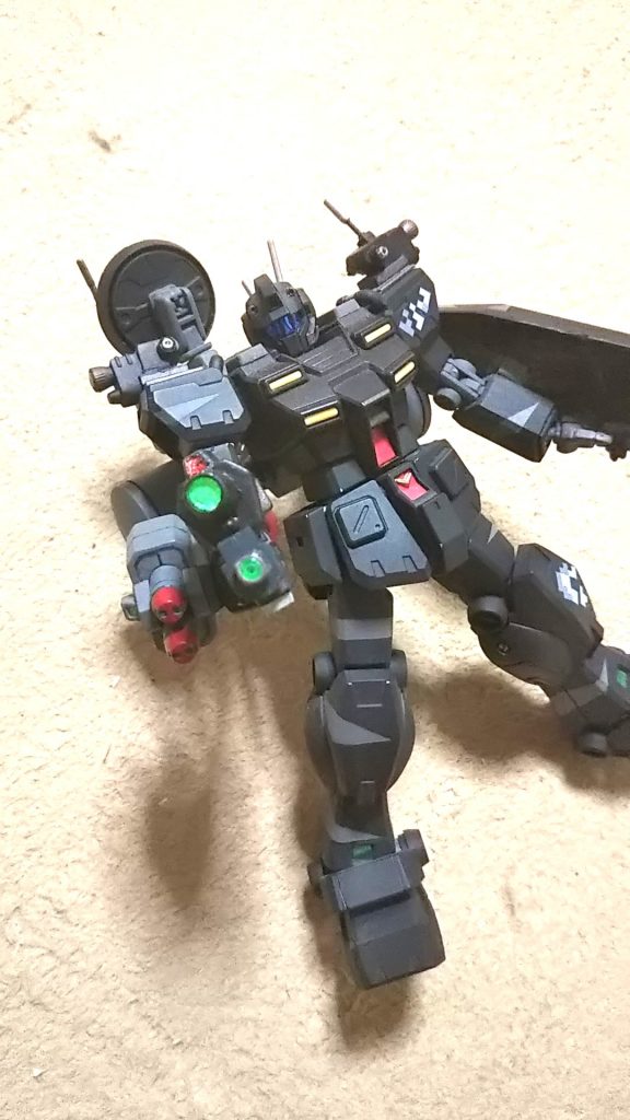 カメラガンでギリギリまで接近して索敵、万が一の場合は、右腕のミサイルで威嚇射撃、隙を突いて離脱する。あくまでも偵察に特化した機体