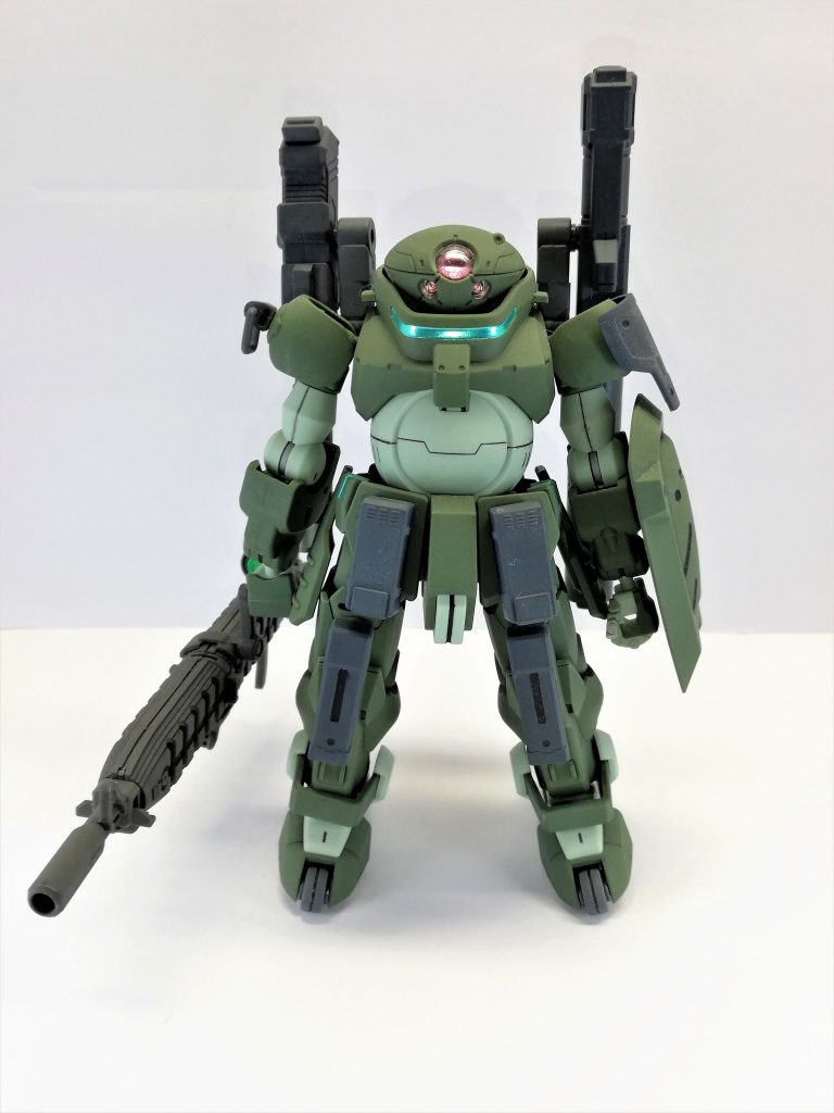 前面
フロントアーマーと膝部分に追加装甲を取り付け、膝関節周りを防御している。
ベース機体と同じくローラーダッシュが可能だがクローは取り付けられていない。