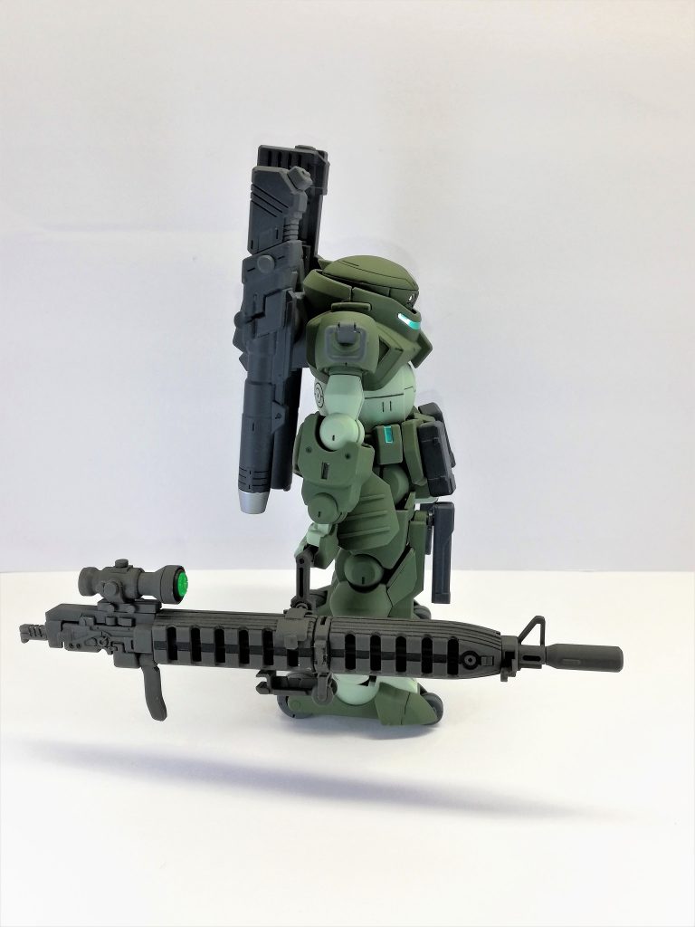 側面
メイン武装はロングレンジビームライフル。
高出力ビームを持続的に照射して敵を薙ぎ払う。
基部は分離させビームガンにすることが可能。