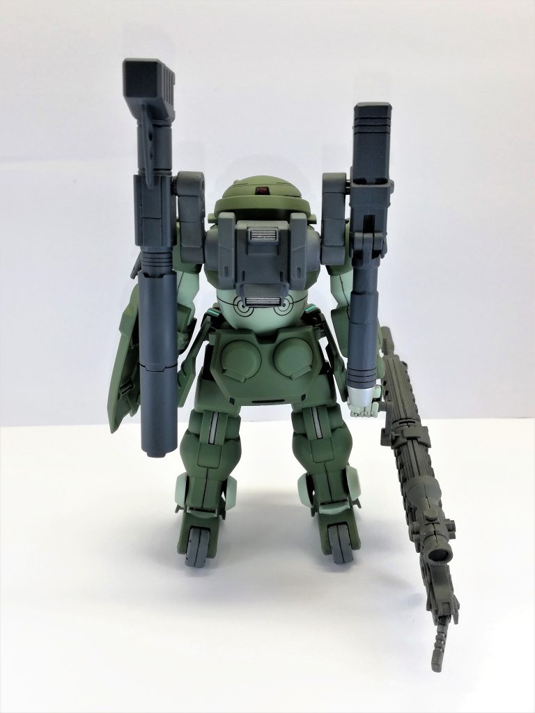 背面
バックパックに取り付けられているのは大型ロケット砲とビームキャノン。
アームによってある程度の射角を取り、ロケット弾、直射ビームを発射する。