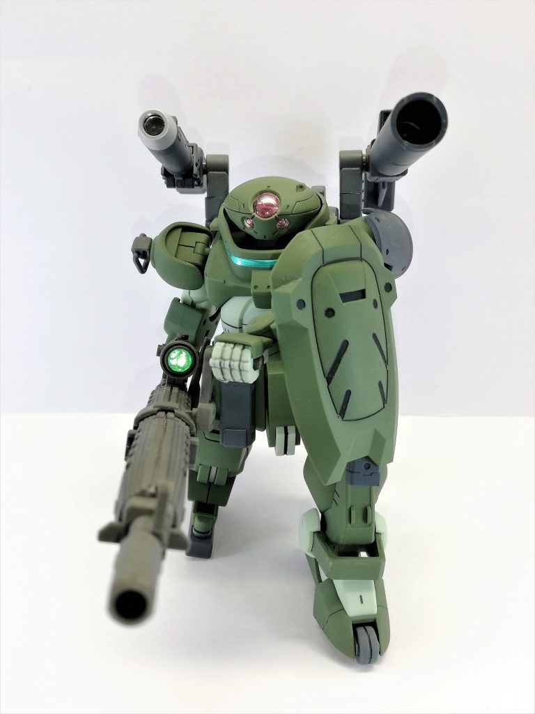 長距離射撃体勢
ロングレンジビームライフルで遠距離の敵を狙撃する。