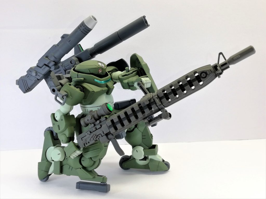 バックパックのロケット砲とビームキャノンは手持ちではない利点を生かし、射撃体勢のまま敵機の迎撃を行う。