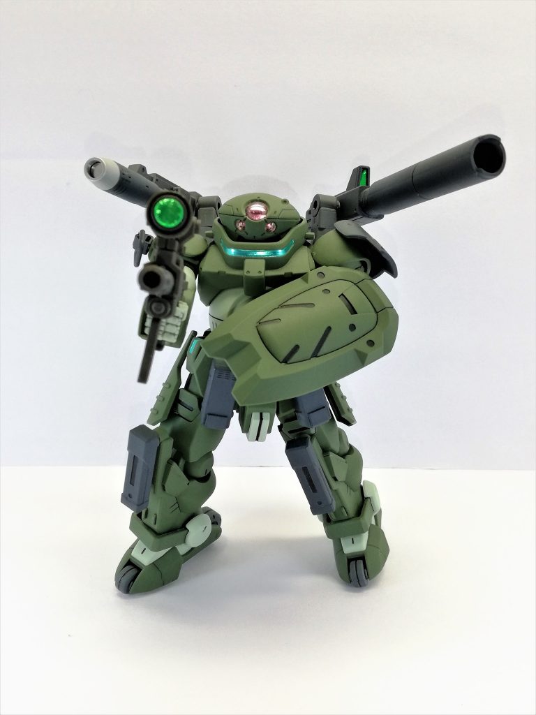 砲身が焼け付いた、敵機に接近されすぎたなどの理由でロングレンジビームライフルの砲身をパージ。
その際はビームガンの連射で牽制しつつロケット砲とビームキャノンでの撃破を狙う。