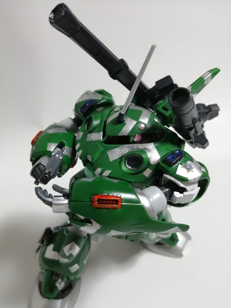 主要兵装は背面の長射程ビームバズーカおよび低反動バズーカ、ショットライフル。右太腿にはヒートナイフを装備。
従来の水陸両用モビルスーツと異なり汎用マニュピレータを持ち合わせたことで、ジオン系/連邦系両方の汎用的な武装を使用可能となっています。
固定兵装としては両腕に、非伸縮型ヒートロッドと(NT-1に触発された訳ではありませんが)マシンキャノンを増設。
ヒートロッドは対MS戦闘というよりは建物の破壊などを意識した工作兵装。マシンキャノンは対歩兵戦闘を想定したものです。GMの装甲を容赦なくぶち破る…という破壊力はありません。