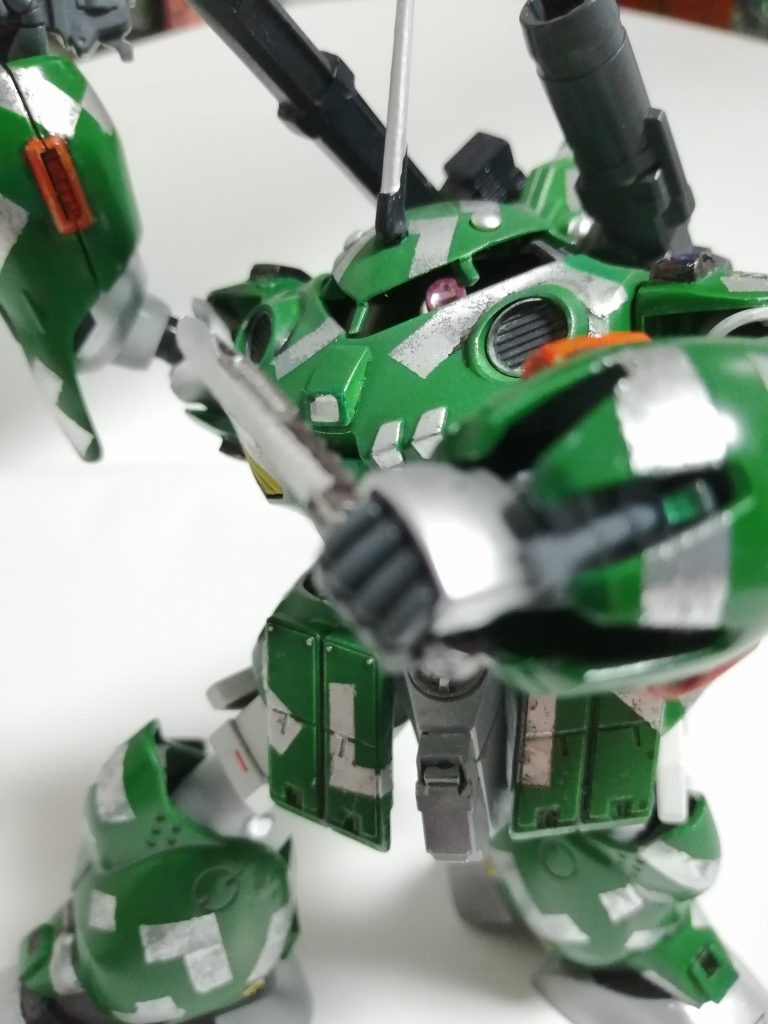 ビームバズーカは弾数性。他にも、膝前部にビームサーベル2本を保持。
外太腿部・外膝部に左右計4箇所、背面に2箇所のハードポイント(≒3mm穴/凸)があり、局面に応じた装備が可能な汎用性を備えています。
カラーリングですが、私が応援しているJ2「FC岐阜」をイメージの根本に起き、「緑/シルバーを主にしたオシャレ迷彩」をコンセプトとしました。FC岐阜クラブエンブレムは、オフィシャルグッズの「FC岐阜ネイルシール」をデカール代わりに貼っています。