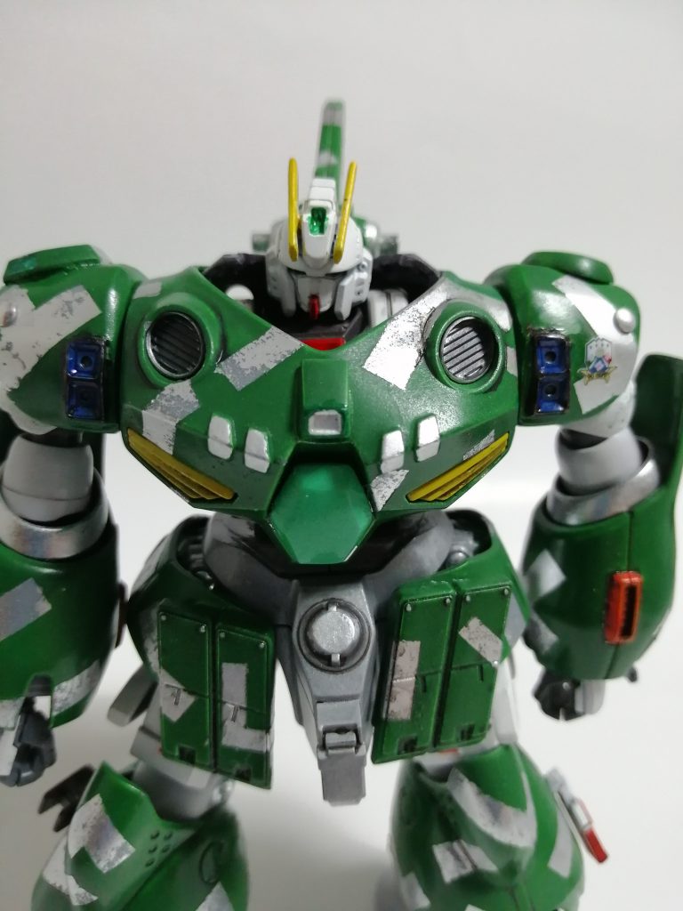 「汎用性の向上」のなかでこの機体に与えられた特性が「連邦系MSへのシェイプシフト機能」。水陸両用性を切り捨てたことで、改造過程で取り込んだ連邦系MSへの外見的・性能的なシフトが可能となっています。
本作が「可変MS」にカテゴリさせていただいた理由がコレ。上半身の大半が、実は陸戦型ガンダムにリプレースされており、ズゴックEの見た目は実は装甲を活かしているだけ。ズゴックEの曲面を活かした高い剛性は生存性を向上させていますが、戦闘局面によっては上半身外装をパージし、カモフラージュや機動力アップが可能です。