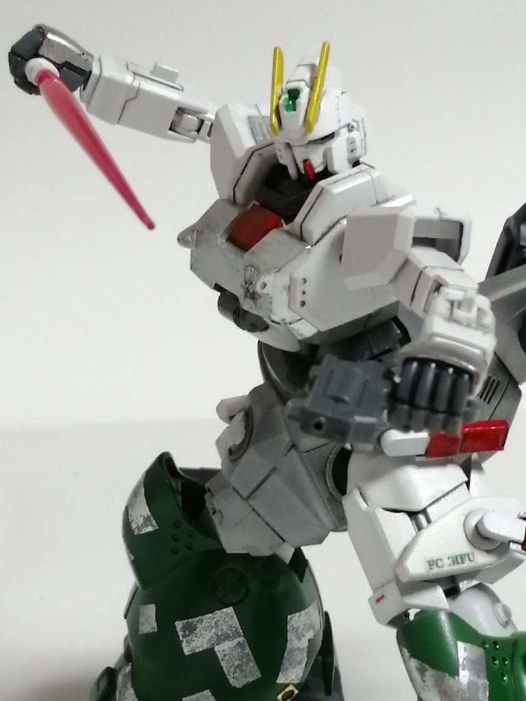 更に上半身の装甲をパージすると、シルエットからカラーリングまで激変した、軽装状態にシフトします。この形態は機動力と生存性能を重視しており、連邦系MSに混ざっての撹乱などに適します。
この機体にとっては機動力の低下は戦闘能力の喪失に繋がるため、この形態であっても下半身の装甲は一切パージしていません(大変分かりづらいですが踵部分が高機動向けに変形してはいますが…)。
この形態は、ガンダムXに登場するコルレルを意識しました。細く長い手(ナイフ)で相手の戦闘力を奪うイメージを、鈍重寄りの水陸両用MSとギャップになれば面白いと思って改造を進めました。