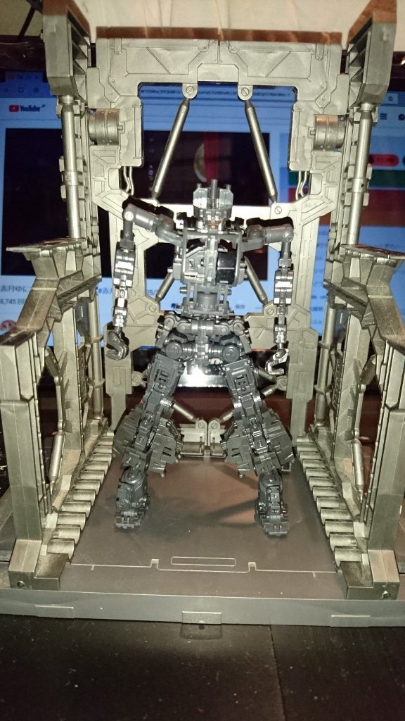 普段HGばかりで、実に数年振りのRGだったのでウッキウキで作ってました。先にフレームだけの状態で人型に組み上げてから、その上にあれこれ組み着けていくのがMS作ってる感があって楽しいのです。
 しかし聴くところによると、最近のRGは必ずしも全身にアドヴァンスドMSジョイントを使っている訳ではないとか。えー……いやでもそれはそれで気になる。
 フレームの時点で膝から下が太いのが100点満点。好き。