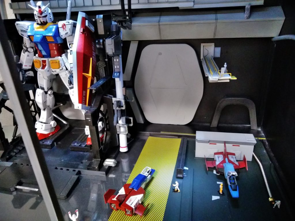 自作モビルスーツデッキにて撮影。
左下窓枠を入れて撮影すると展望デッキからの眺めに見える？？…か？（笑）
コアファイター発信準備はスレッガーさん。女性パイロットとお話中…。
続いてハヤトくんはコアファイター2号機で待機中。
最後にアムロのガンダムがスタンバってます。