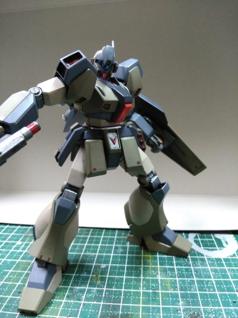 胸のコックピットハッチ？の赤とシールドミサイルの赤、頭部マスク下のアゴみたいなやつの赤以外全塗装です。
すべて筆塗りです。
ムラが目立ちますね（笑）