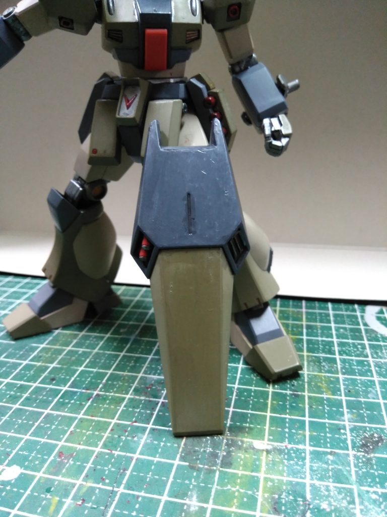 シールドの純正はちょっと長すぎるなと感じたのでちょっと上側を切り落としました。
下手くそなので跡が残ってます（笑）