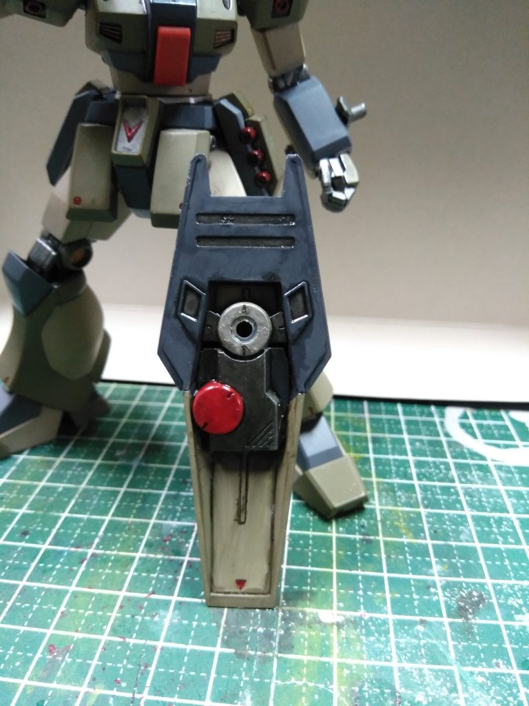 余ったバックパックパーツはシールド裏にくっつけてモールドとして使ってます。