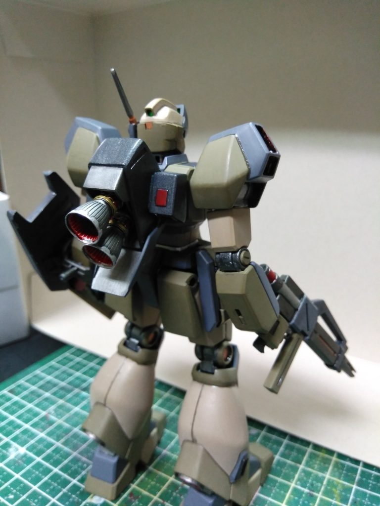 1番のアピールポイントはバックパックです。
純正バックパックのでっかいバーニアが個人的に嫌いなので、一世代前のネモのものを流用しました。