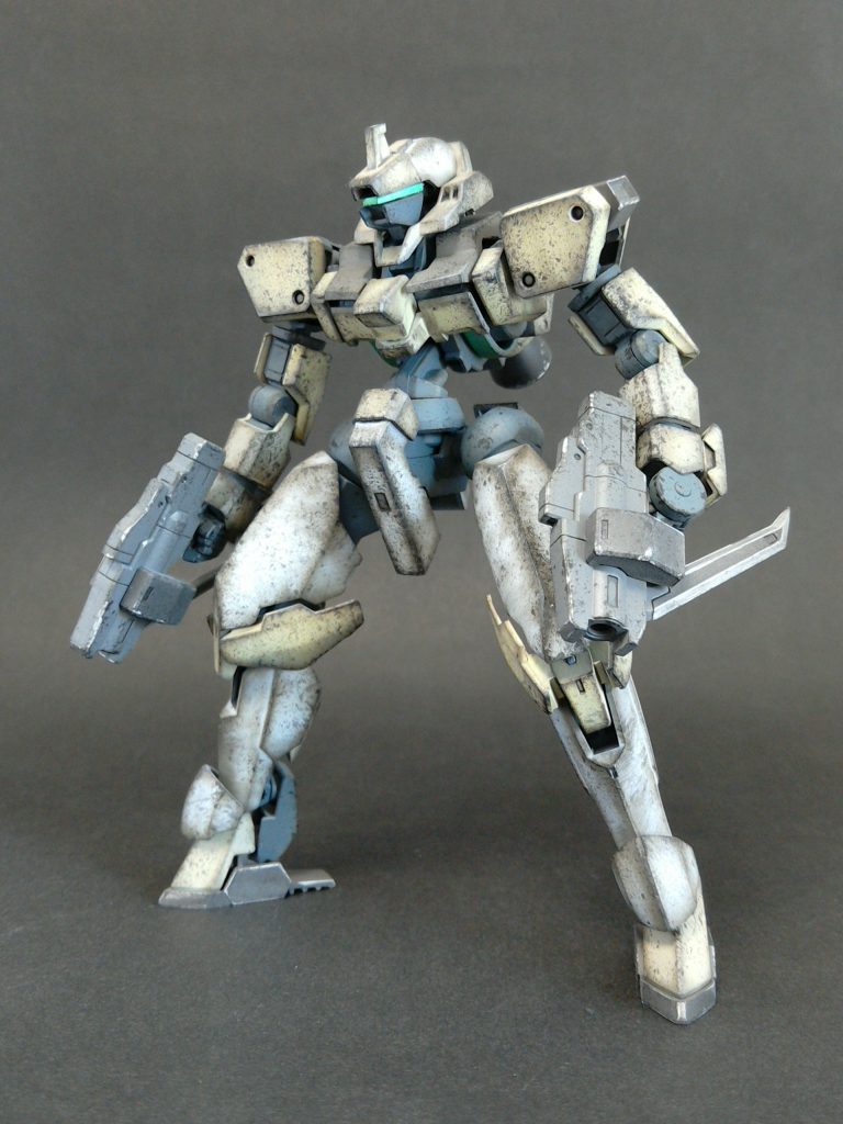 腰は3mm、膝は2mm延長
頭部はグレイズ改を継ぎ足してプラ板でセンサー追加