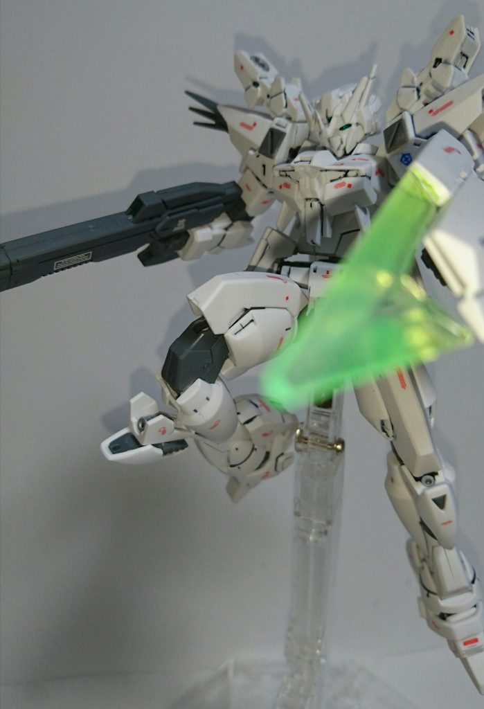 ## 膝部ニードルガン
媒体によって装備していたりいなかったり・・。
膝部装甲が大型化したので、より隠し武装感が出てよい感じ。
銃口はシルバーの上から艶出しのトップコートを拭いています。