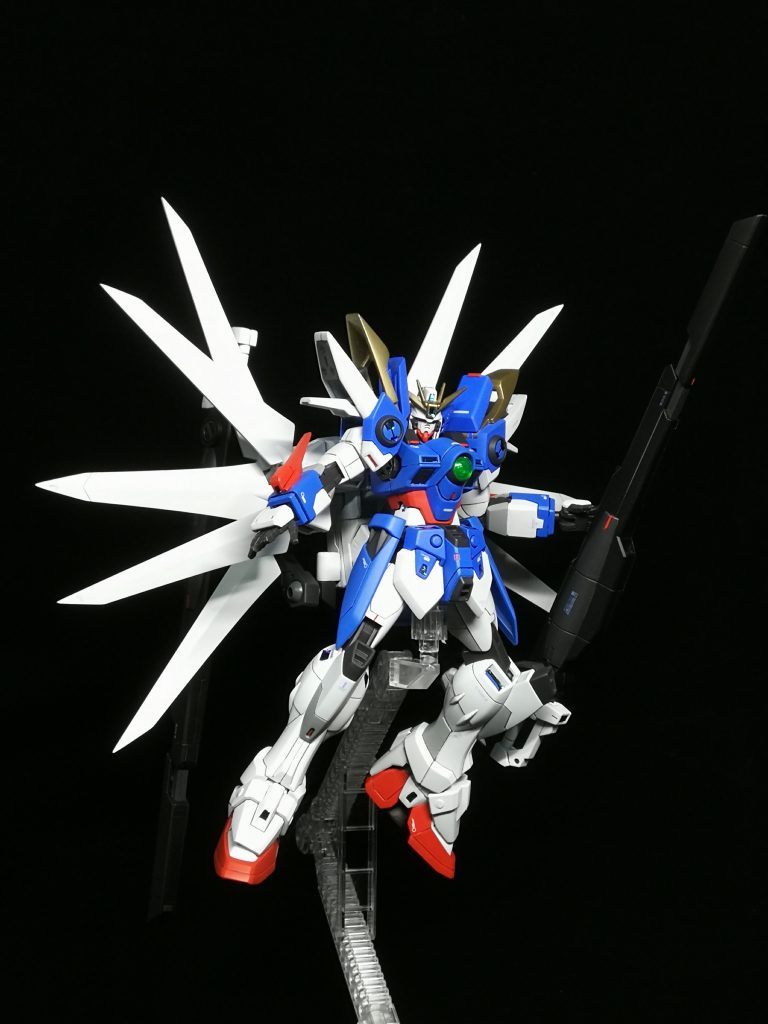 ·ツインサテライトバスターライフル
こちらは肩から構えたり腕に持つのではなく、腰から構えます。
ジョイントを本体から直結させて、エネルギー量を増やすといった感じです。