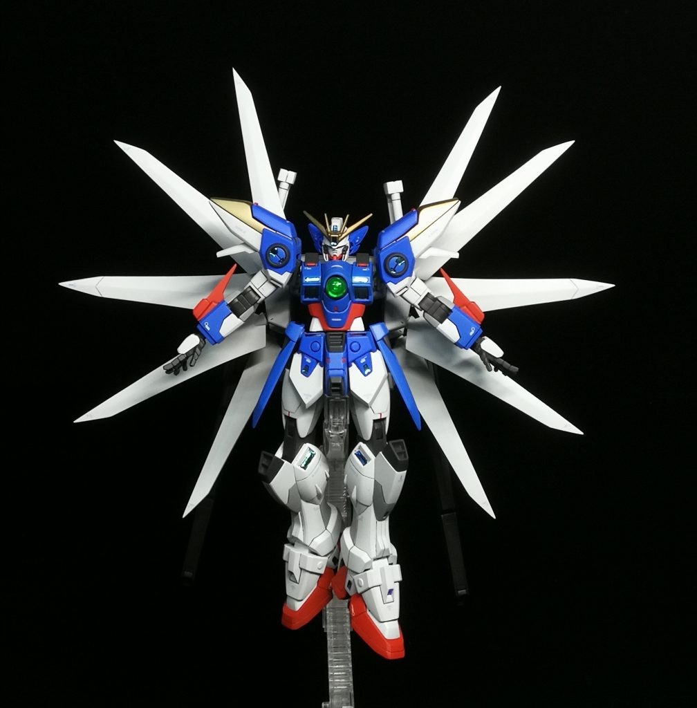 本体はウィングゼロから腕の改造と塗装をゼロカスタム風に。ハイレゾウィングゼロカスタムを参考に配色を決めました。
背中はギャラクシーブースターにジェガンブラストマスターのサテライトキャノンを接続。