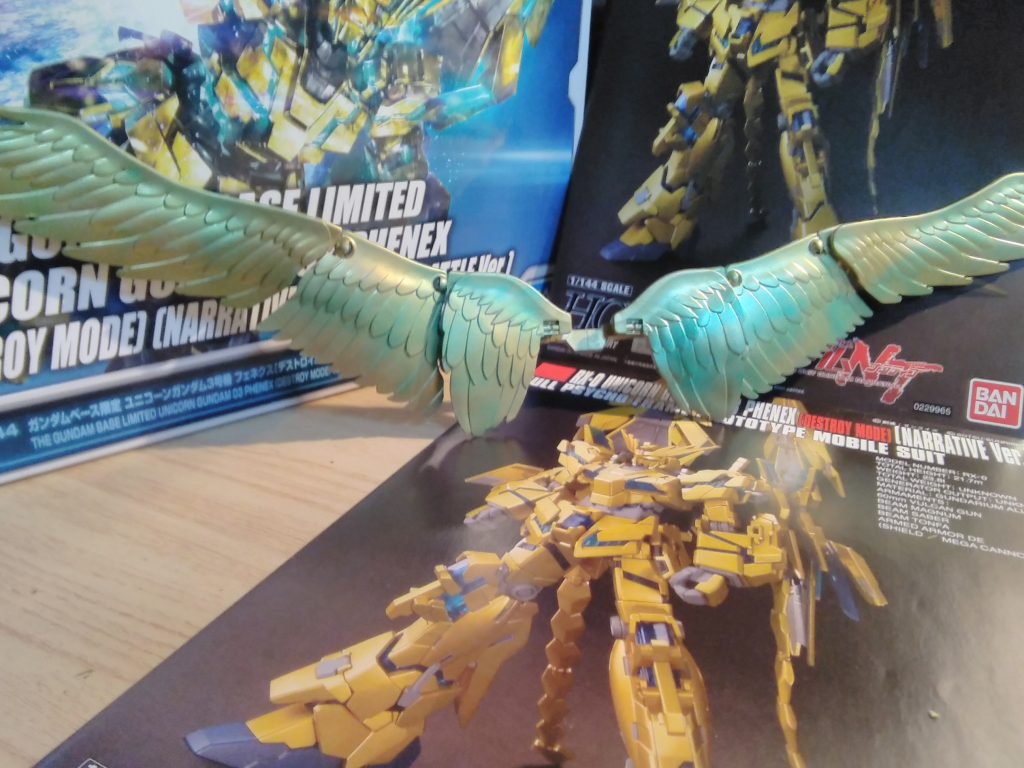 これが羽です。そのままじゃくっつけられないので穴を開けて差し込みました。塗装はガンダムマーカーゴールドとメタグリーンです。