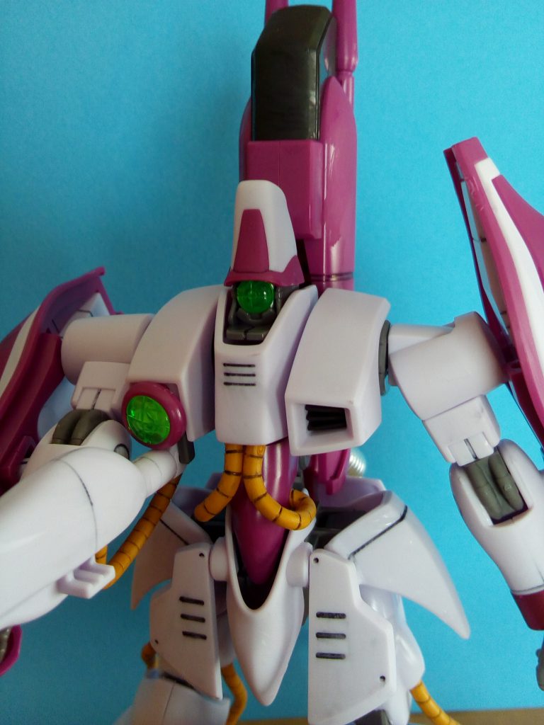 素組みにスミ入れして筆でペタペタとつや消しを塗ってます。
背中のバーニアはマーカーで塗りました。