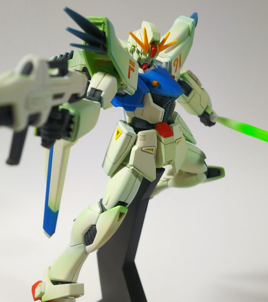 エッジ部分にエナメルで濃い緑を置いています。また、フィンは個人的な好みで青みがかったカラーリングにしています。